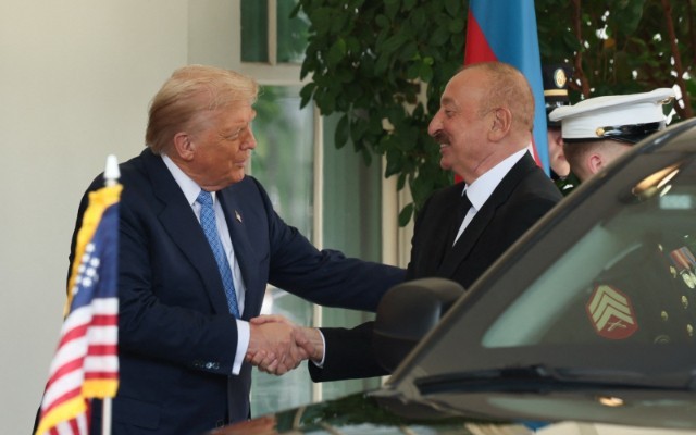 Trampdan İlham Əliyevə səmimi qarşılama -FOTOLAR